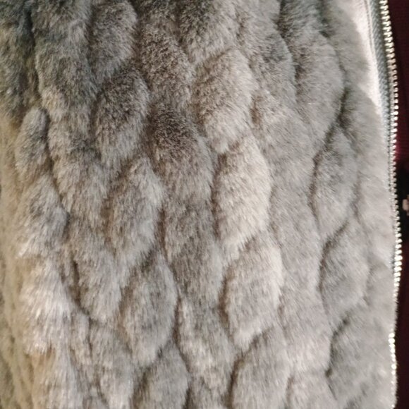 Catherine Malandrino Sze 1X Gray Faux Fur Zip Mock Neck Sleeveless Vest - Picture 6 of 7